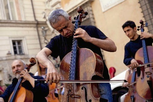 festival itinerante 100 violoncelli a Milano con Giovanni Sollima
