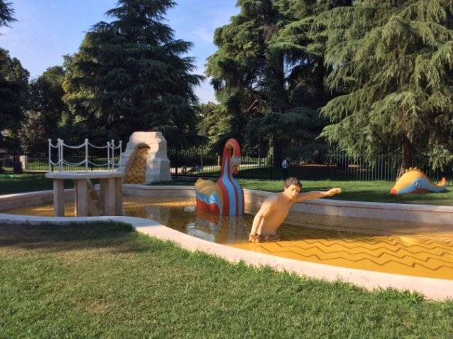 Cosa vedere a Milano: visita la Triennale. In foto: la Fontana dei Bagni Misteriosi di Giorgio De Chirico.
