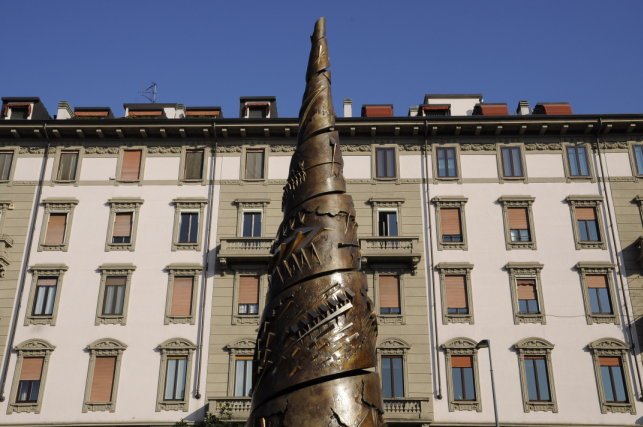 La Torre a spirale di Arnaldo Pomodoro in Largo Greppi a Milano