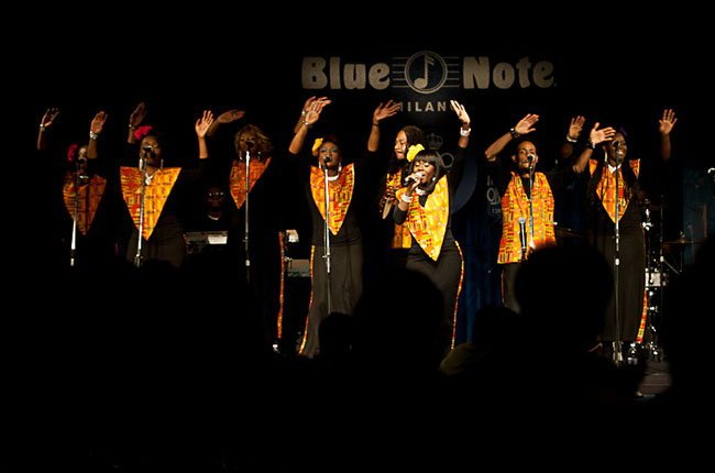 Dal 26 dicembre al Blue Note di Milano torna l’Harlem Gospel Choir, uno dei più importanti cori gospel al mondo. Gran concerto di Capodanno