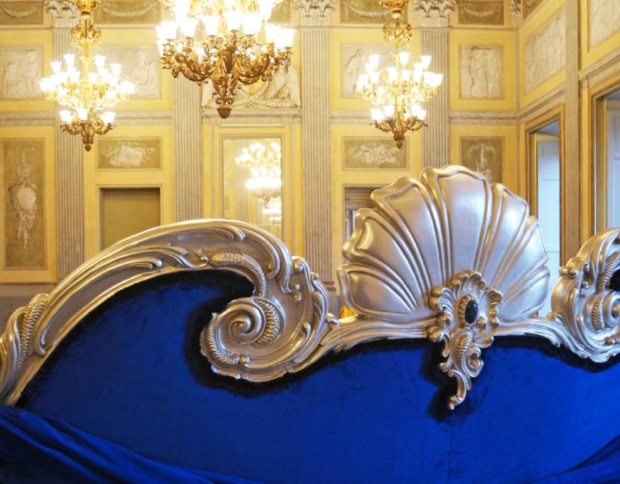 cosa fare sabato 22 dicembre a Monza: il divano di Colombostile per Michael Jackson esposto a Villa Reale