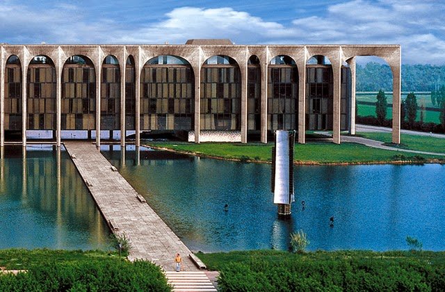 La sede del Gruppo Mondadori, inaugurata nel 1975, è una delle realizzazioni più significative dell'architetto brasiliano Oscar Niemeyer