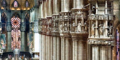 Interno del Duomo di Milano: vetrate e architettura