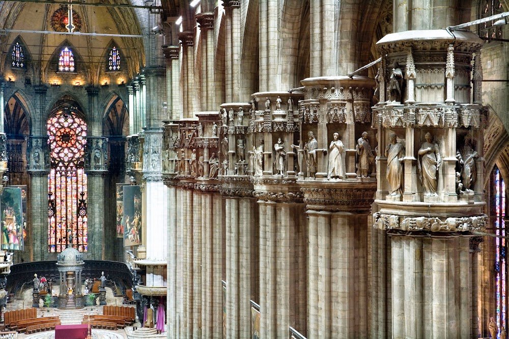 interno del Duomo di Milano: vetrate e struttura architettonica