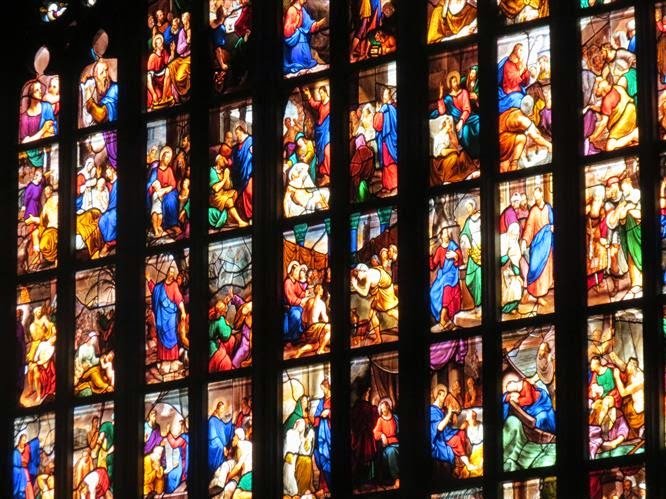 interno del Duomo: le vetrate istoriate