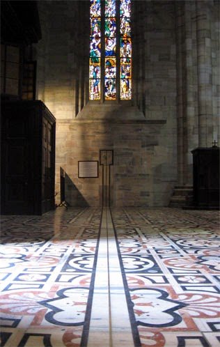 interno del Duomo di Milano: storia della meridiana tra aneddoti e curiosità