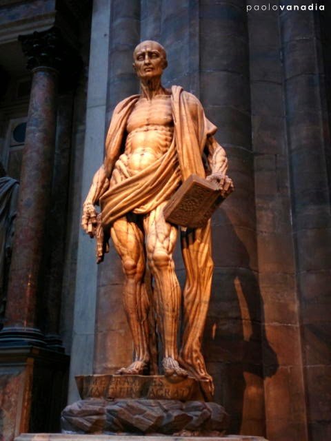 Interno del Duomo di Milano, cosa vedere: statua di San Bartolomeo
