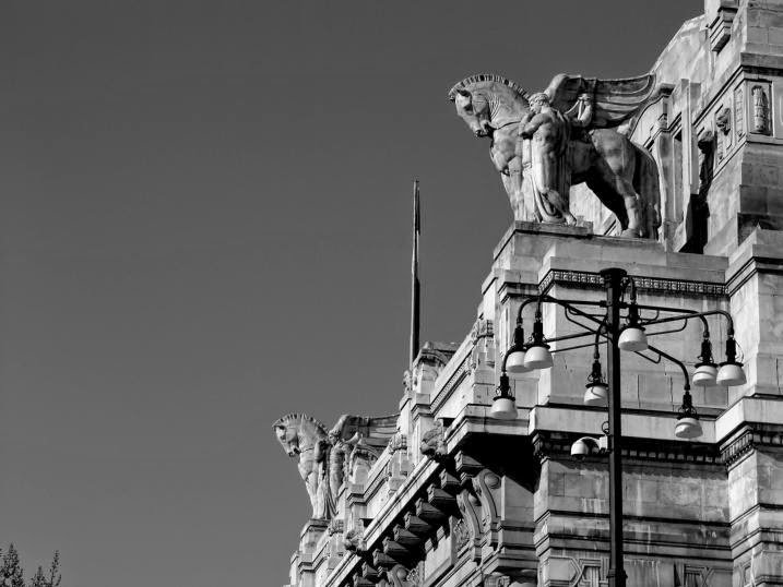 Cavalli alati sulla Stazione Centrale di Milano