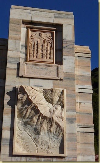 Candoglia: monumento con lapidi di marmo che raccontano la storia della cava madre del Duomo