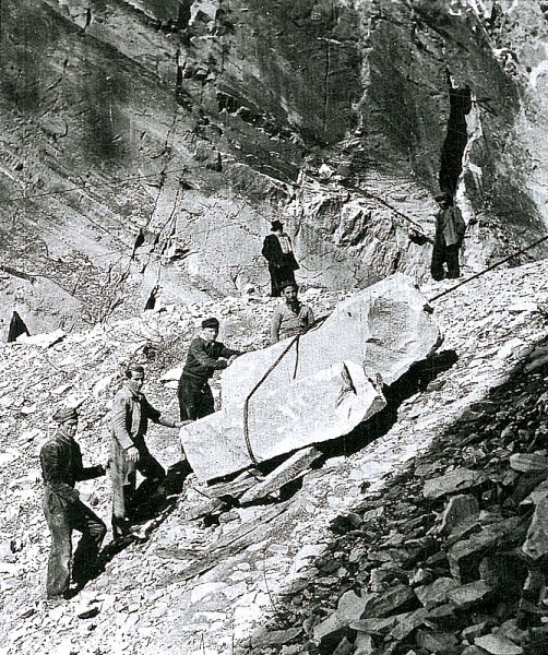 Foto d'epoca: operai a lavoro nella Cava Madre del Duomo a Candoglia