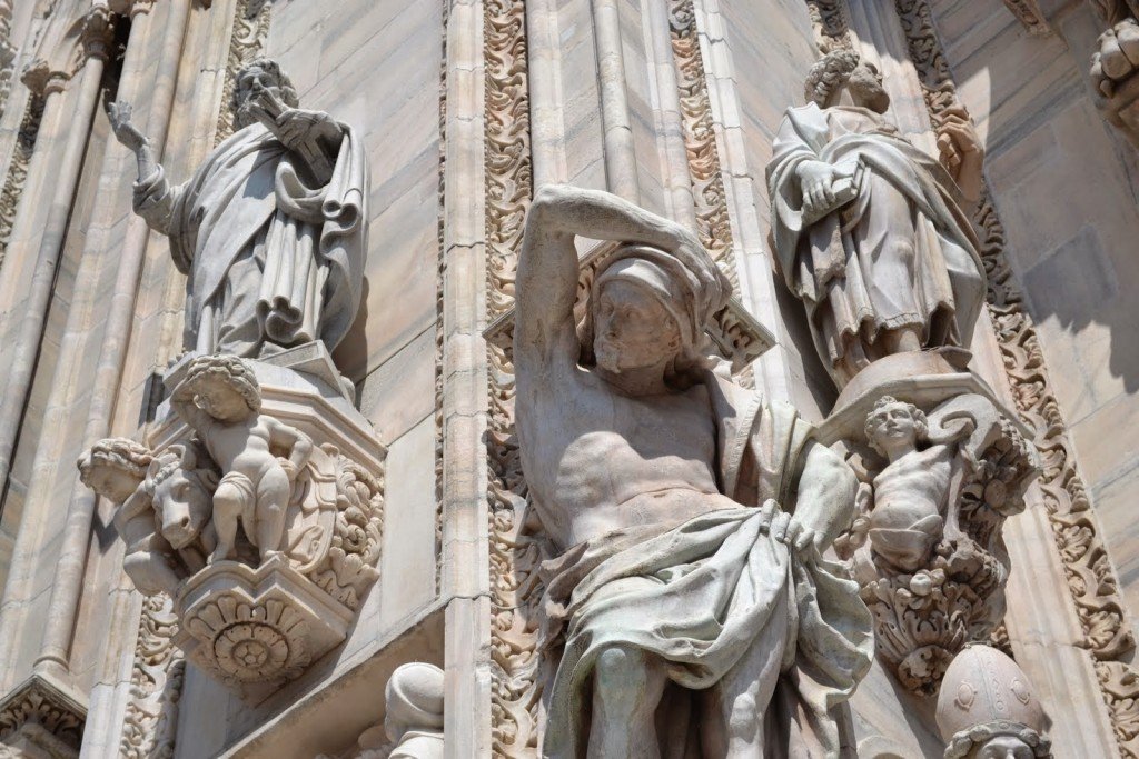All'esterno del Duomo: statue e doccioni