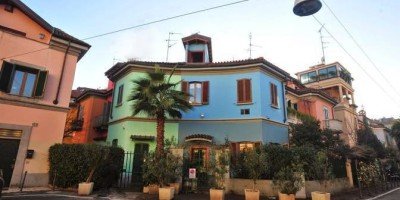 luoghi insoliti a Milano: case colorate e palme di via Lincoln