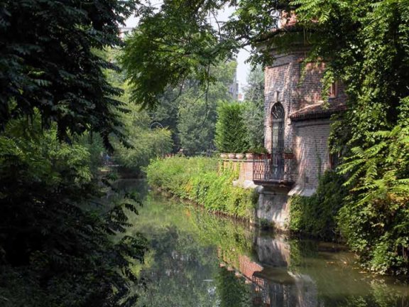 Parco di Villa Finzi lungo il Naviglio della Martesana