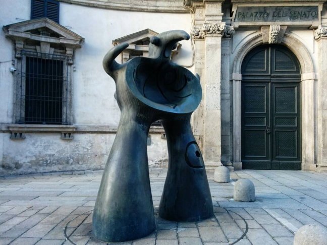 cosa vedere a Milano: la scultura di Joan Mirò in via Senato