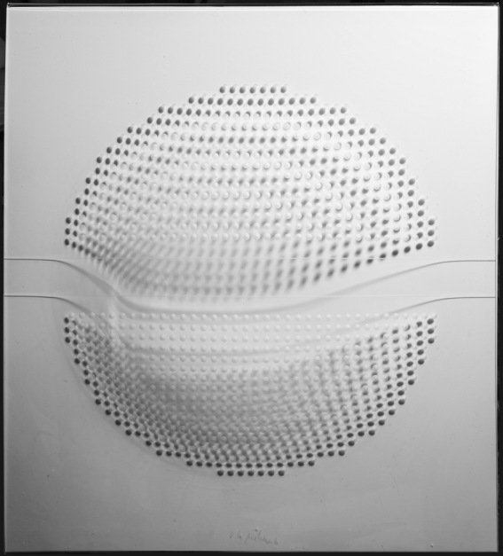 Deformazione di un campo tissurato 1966 Lastra di metacrilato lavorata a freddo e stampato a caldo Ugo La Pietra Milano
