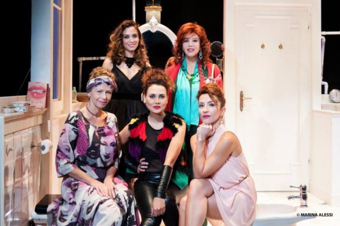 Il bagno: fino al 20 novembre al Teatro Manzoni di Milano in scena Amanda e Stefania Sandrelli