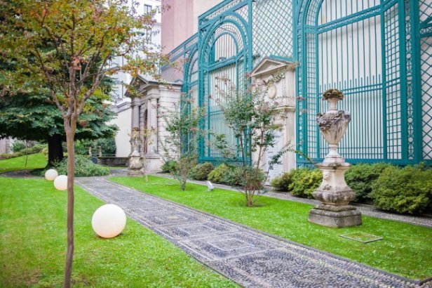 Cosa vedere a Milano: Giardino delle Gallerie d'Italia in Piazza della Scala