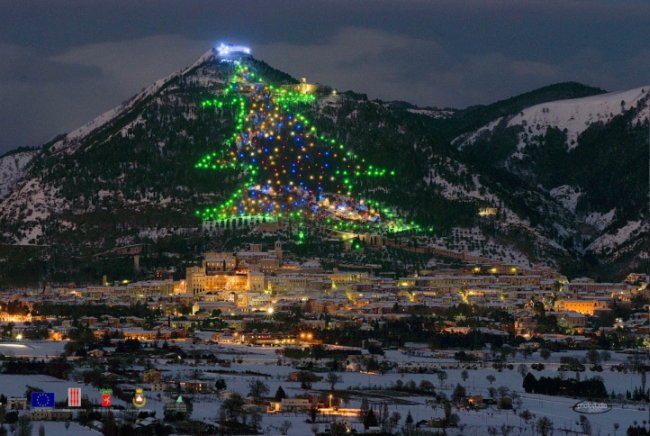 A Gubbio l'albero di Natale più grande del mondo