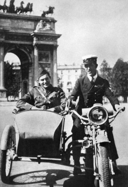 Ernest Hemingway in sidecar a Milano. Sullo sfondo l'Arco della Pace