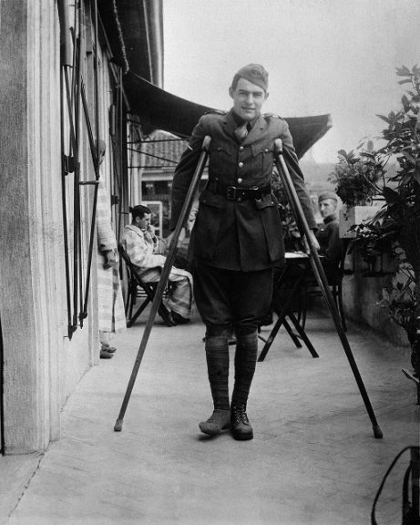 Ernest Hemingway in stampelle in un ospedale dell'esercito americano a Milano, nel settembre del 1918
