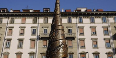 La Torre a Spirale di Arnaldo Pomodoro a Milano in largo Greppi