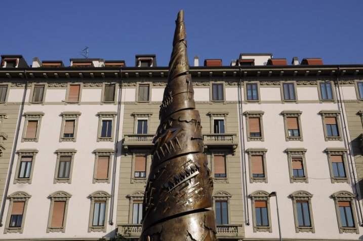 La Torre a Spirale di Arnaldo Pomodoro a Milano in largo Greppi