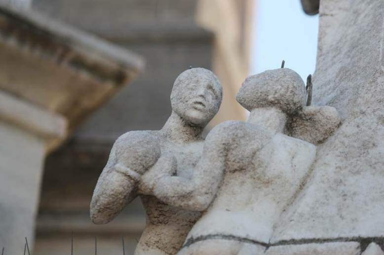 Cosa vedere a Milano in un giorno: guglia del pugile sul Duomo