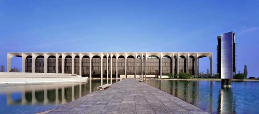 Il progetto della sede Mondadori a Segrate costituisce una sorta di "architettura pubblicitaria", secondo le stesse parole di Niemeyer. Un edificio che non ha bisogno di insegne, capace di imprimersi nella memoria.