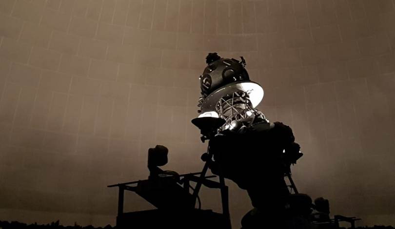 Interno del Planetario Civico di Milano con cupola e proiettore
