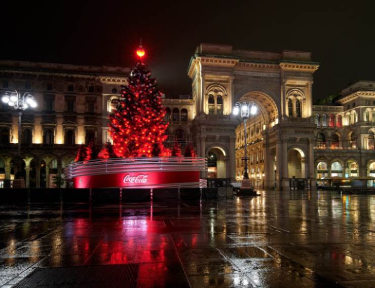 L'accensione dell’albero di Natale in Piazza Duomo, sponsorizzato da Coca Cola, avverrà domenica 6 dicembre.