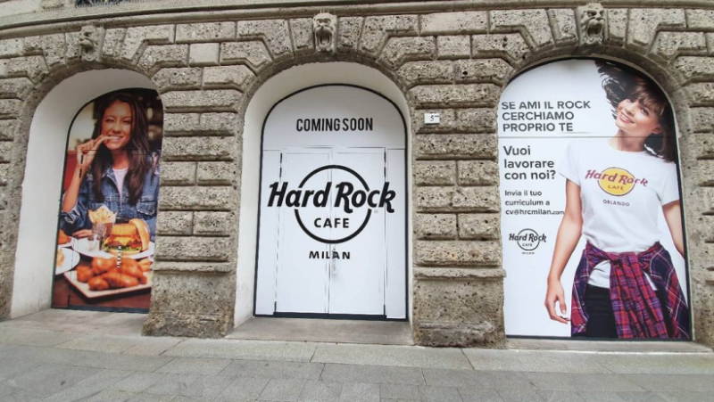 Insegna nuovo Hard Rock Cafe a Milano