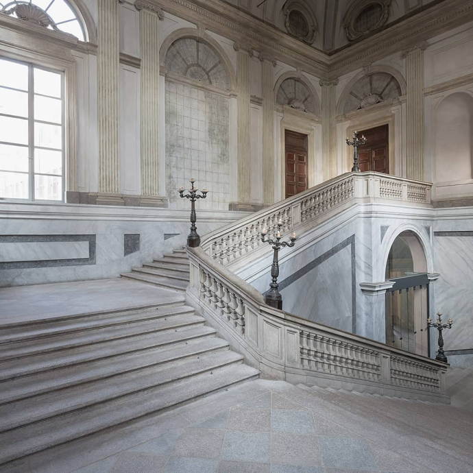Interni di Palazzo Reale Milano: scale che portano allo spazio espositivo