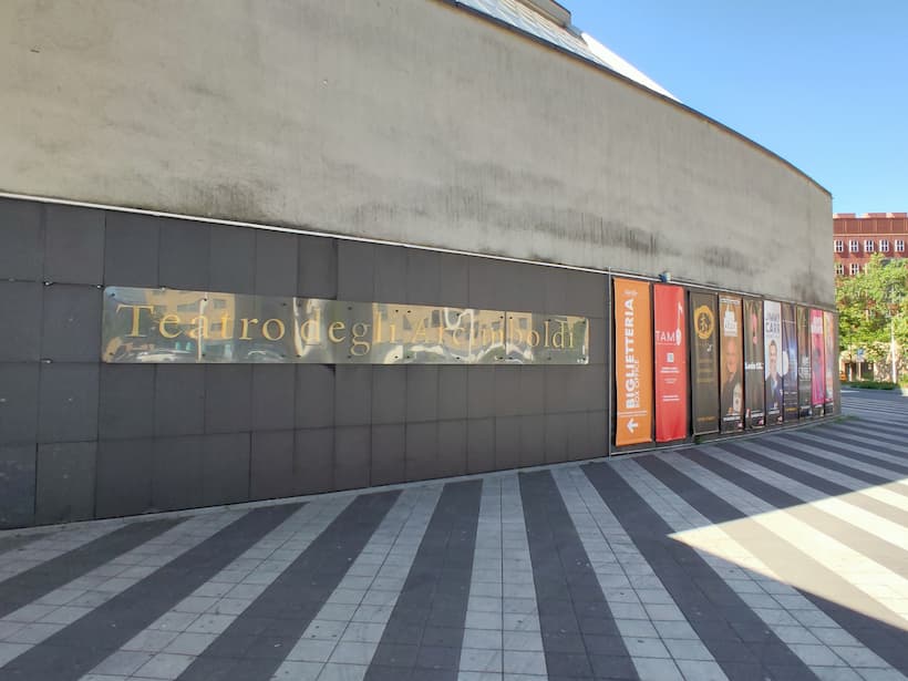 Teatro degli Arcimboldi Milano esterni