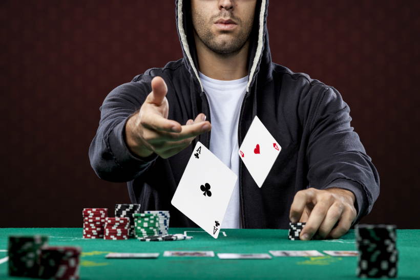 giocatore di poker con carte lanciate sul tavolo