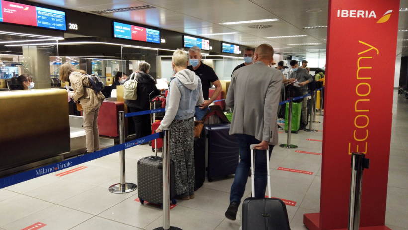 Viaggiare verso l’estero: passeggeri in partenza dall'aeroporto di Milano Linate