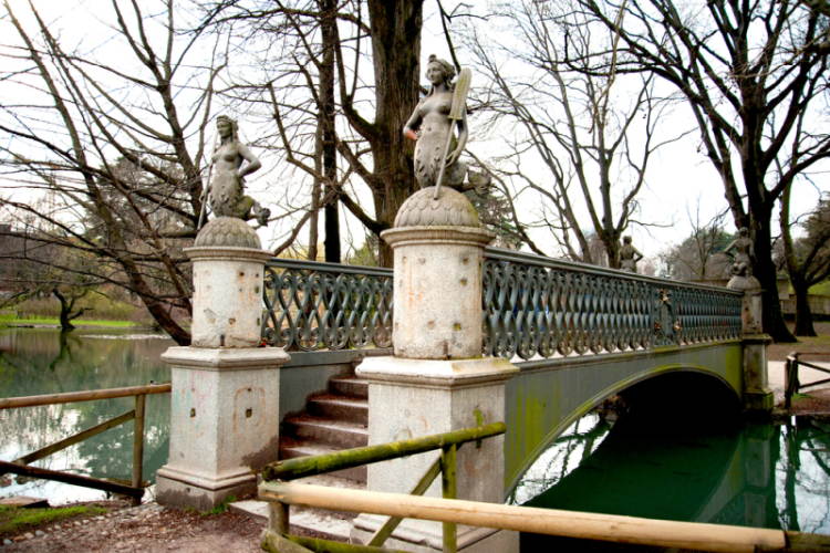 ponte delle sirenette nel parco sempione di Milano