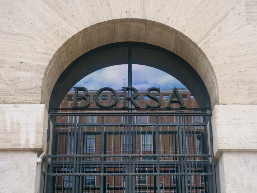 Ingresso della Borsa Italiana in Piazza Affari a Milano