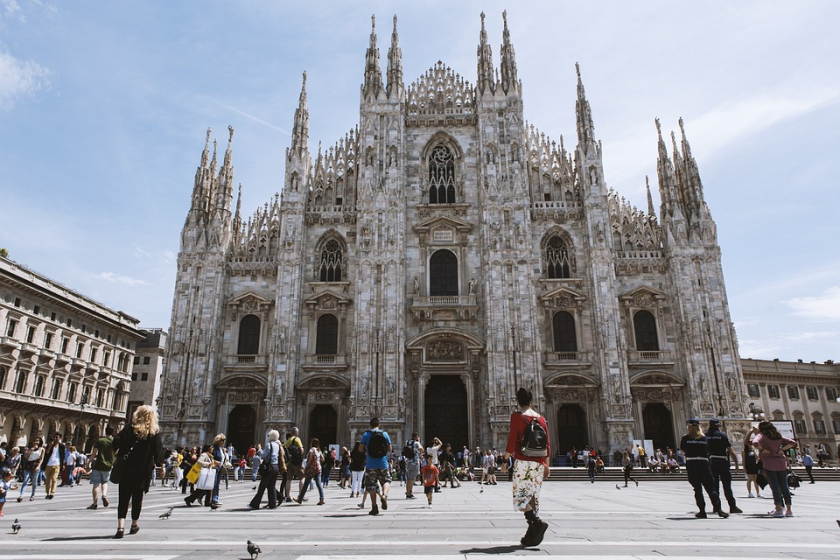 Piazza Duomo a Milano e turisti in città