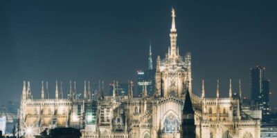 duomo di Milano foto notturna con skyline della città