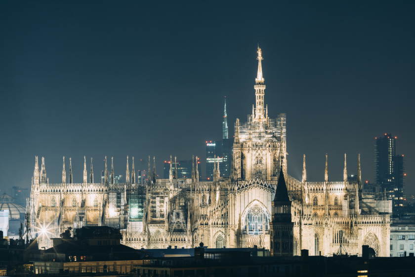 duomo di Milano foto notturna con skyline della città