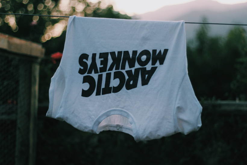 t-shirt con la scritta Arctic Monkeys stesa ad asciugare