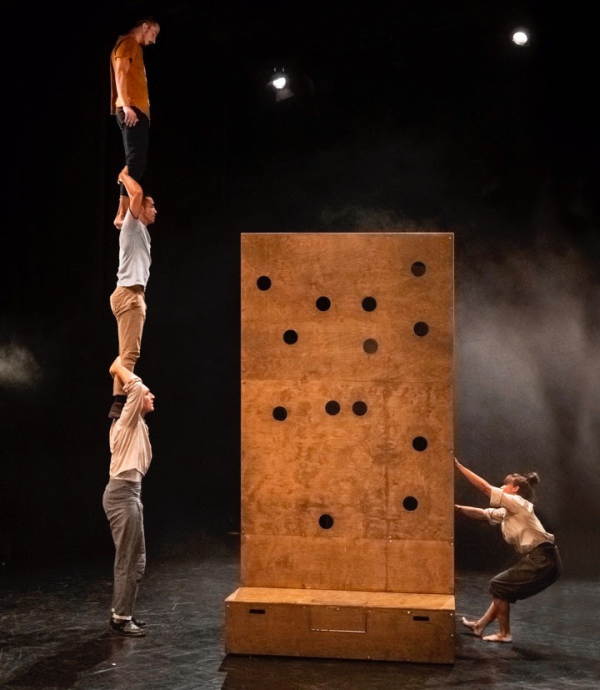 Speciale Capodanno 2023 al Teatro Carcano di Milano con lo spettacolo NUYE Suggestioni, acrobatica, equilibrismi