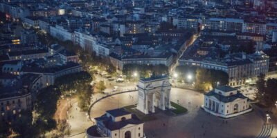 Vista panoramica di Milano di notte con Arco della Pace al centro