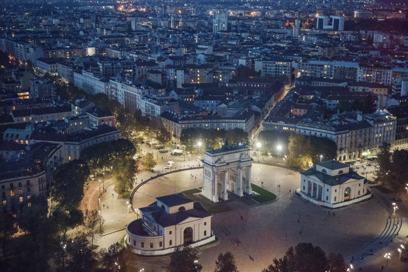 Vista panoramica di Milano di notte con Arco della Pace al centro