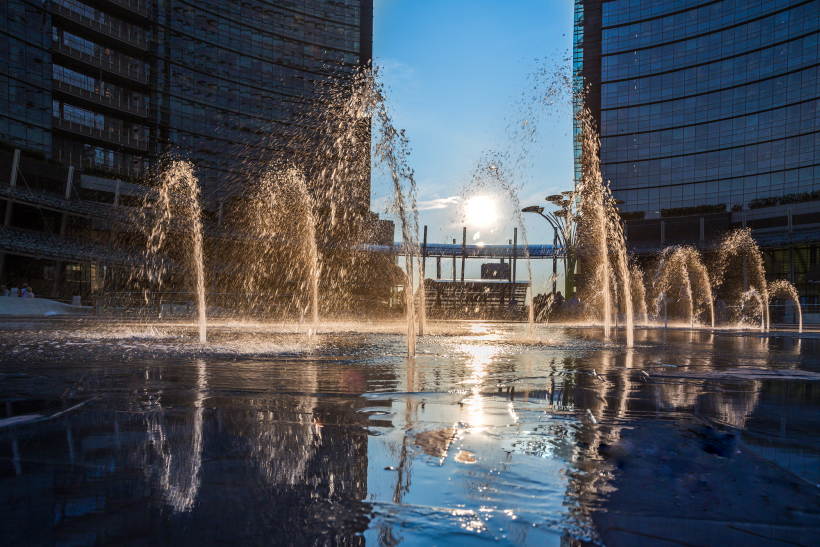 Milano, quartiere Porta Garibaldi. Il grattacielo Unicredit e Piazza Gae Aulenti