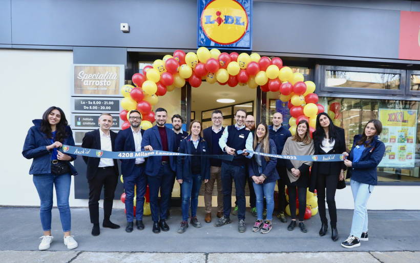 Lidl Italia ha festeggiato questa mattina il primo taglio del nastro del 2023 a Milano in Viale Lancetti, 17