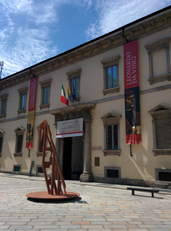 facciata della Biblioteca Pinacoteca Ambrosiana di Milano e scultura Leonardo Icon