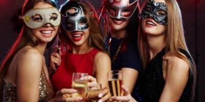 Carnevale a Milano: brindisi tra ragazze in maschera