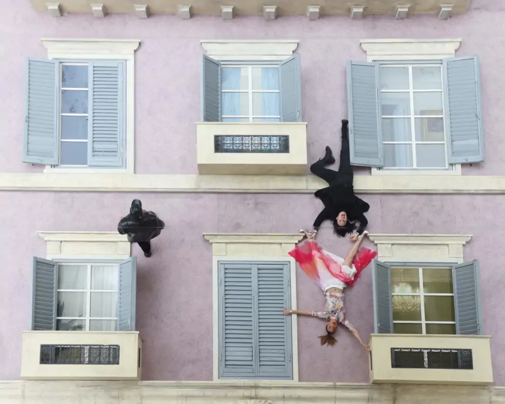 Mostra Leandro Erlich a Palazzo Reale Milano: specchio nel cortile di palazzo Reale