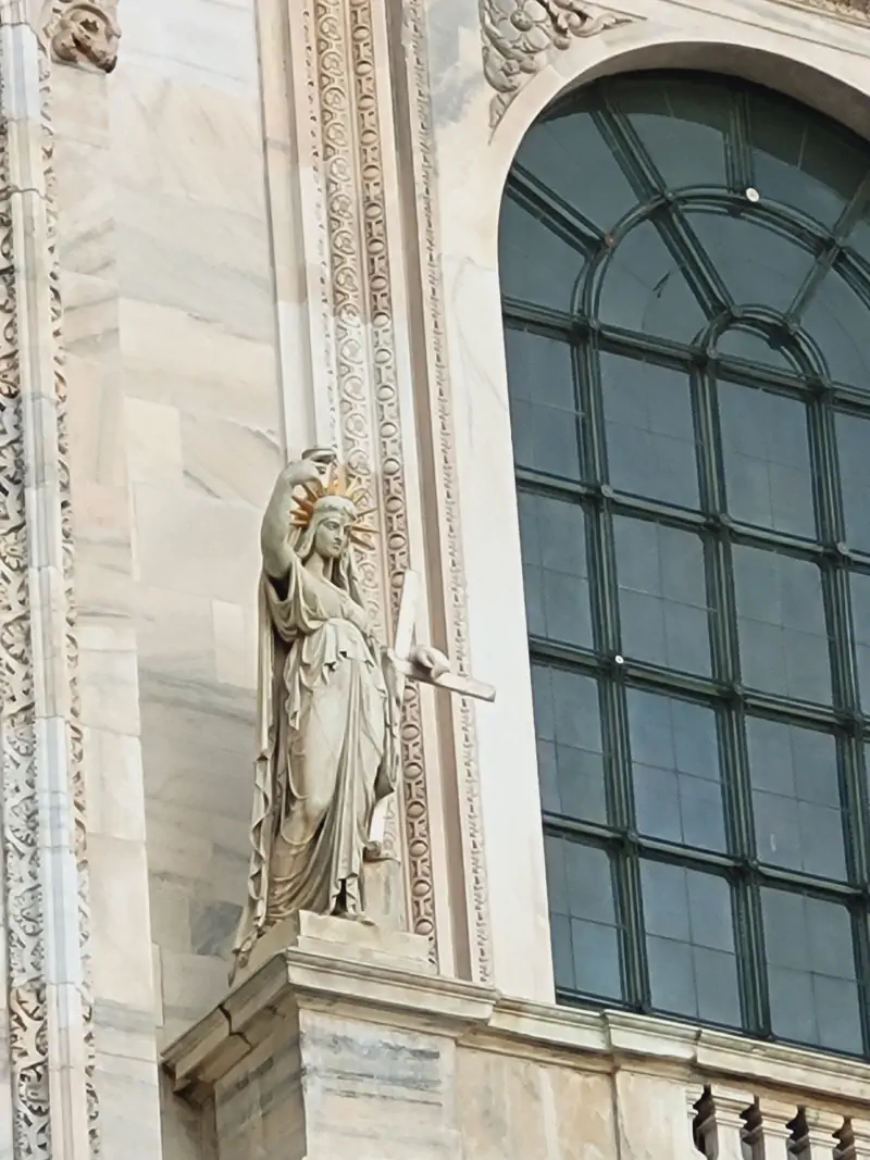 Statua La legge nuova sulla facciata del Duomo di Milano